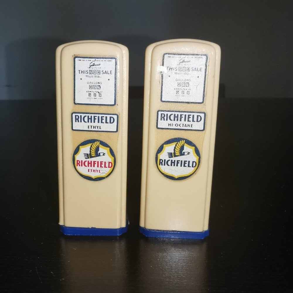 VTG RARE 1950's RICHFIELD Supreme Petroleum NJ GAS PUMP salt and pepper shakers
